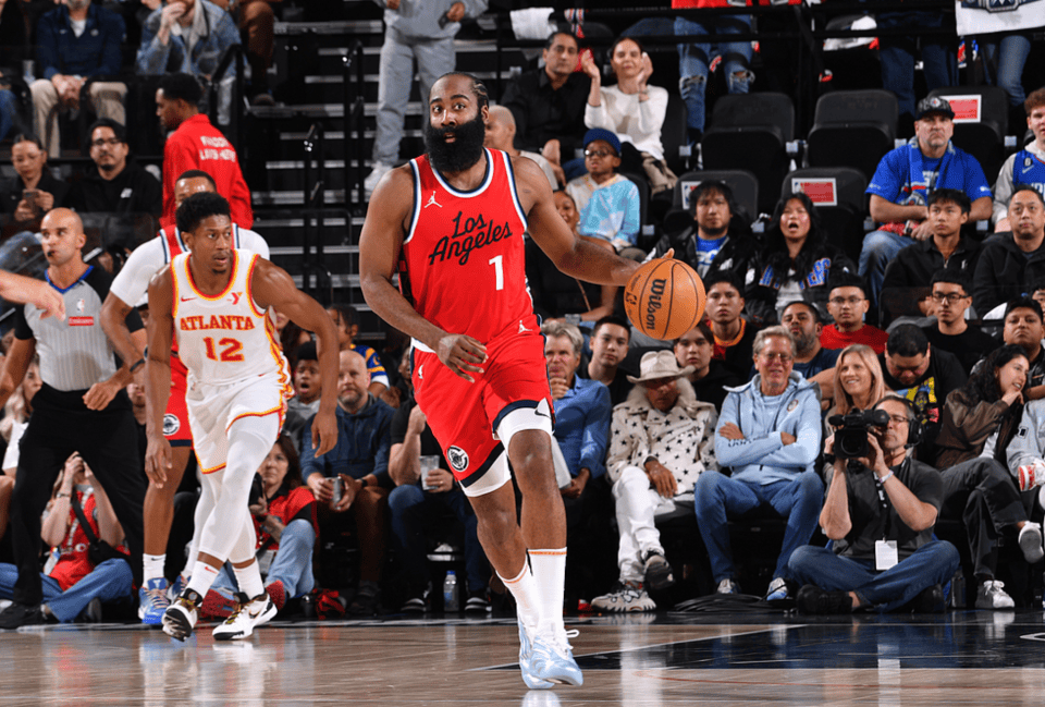 爱游戏移动平台-哈登在切尔西比赛中出色发挥，重要助攻引发热议！